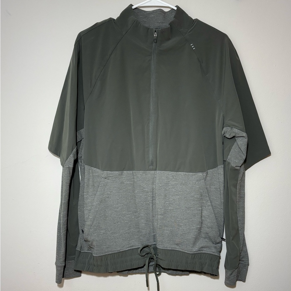 Older style men’s Lululemon pullover